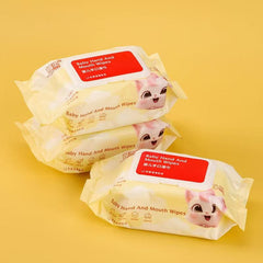 پیاری بلی کے بچے کے ہاتھ اور منہ کے مسح